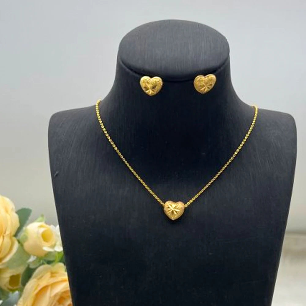 Exquisite Gold Color Jewelry Set for Party Heart Stud Earrings and Pendant Chain America Bridal Jewelry Set for Engagement Party