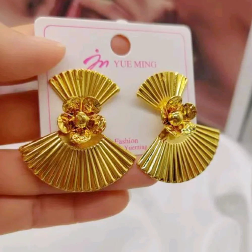 Geometry Metal Earrings Daily Wear Fashion Irregular Fish Tail Stud Earrings Women Gold Color Banquet Jewelry Birthday Gifts