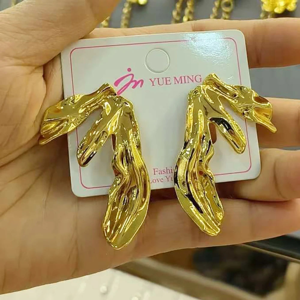 Geometry Metal Earrings Daily Wear Fashion Irregular Fish Tail Stud Earrings Women Gold Color Banquet Jewelry Birthday Gifts